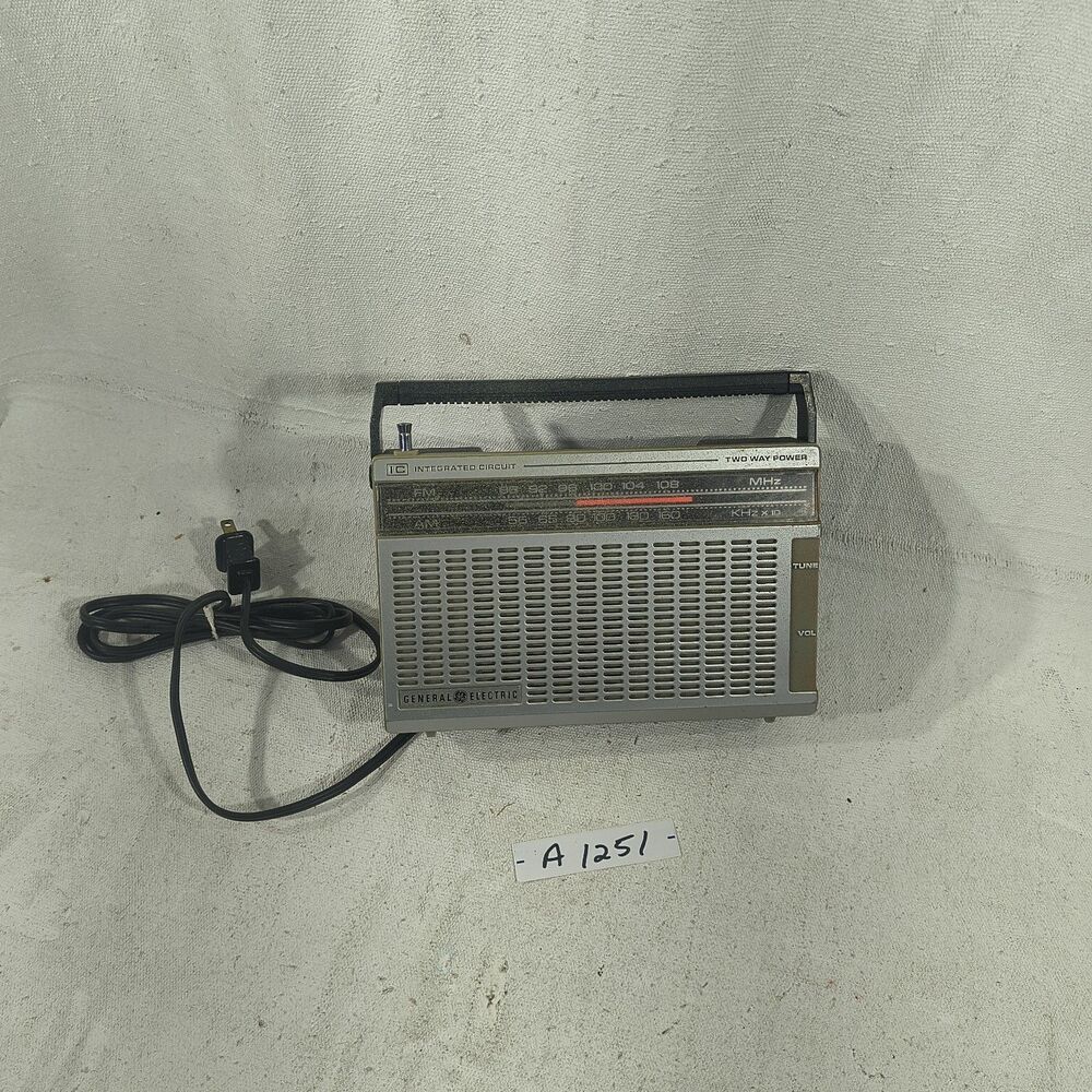 Vintage G E Integrated Circuit AM FM Radio AC Or 9Volt Batt W/ Antenna 8 X 7 X 3